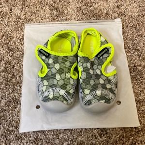 Hobibear unisex water shoes size 22(6.5)